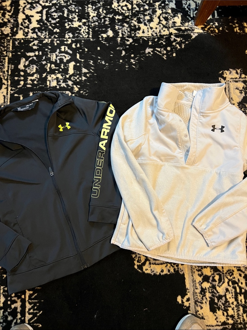 Youth Under Armour tops sz Medium